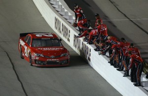 Matt-Kenseth-team-NASCAR-Southern-500-Darlington-2013