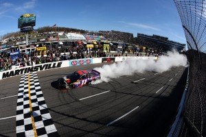 Martinsville_032915_HamlinBurnout