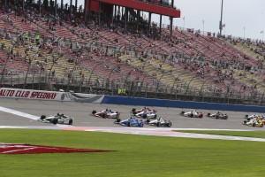 die gut gefüllte Haupttribüne am Samstag (c) Chris Jones/ IndyCar Media