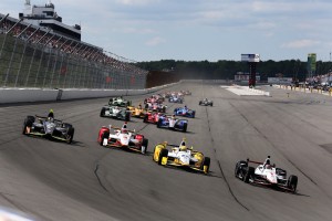 Start des Rennens und bei den Restart war das Feld noch breiter aufgefächert (c) Bret Kelley/IndyCar Media